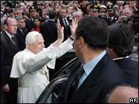 Bento 16 em frente ao seu antigo apartamento em Roma