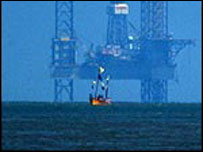 Hazar Denizi'ndeki bir petrol platformu