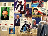 Afganistan'da başkanlık adaylarının posterleri ve posterlere bakan kadın