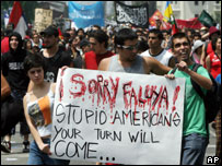 Manifestantes em Santiago carregam cartaz contra a ofensiva americana em Falluja