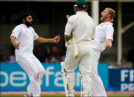 Andrew Flintoff celebrates the dismissal of Jacques Kallis (centre) with Monty Panesar