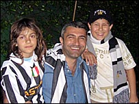 Cổ động viên bóng đá Aldo và các con