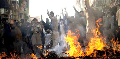 گورنر راج کے نفاذ کے بعد کئی شہروں میں مظاہرے ہوئے ہیں