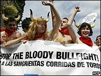 Manifestantes pelos direitos dos animais apenas com roupas de baixo em Pamplona