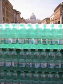 Garrafas empilhadas para serem vendidas a peregrinos no Vaticano