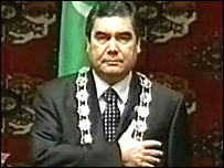 Янги президент бир-бирига зид ваъдаю амаллари билан кўпчиликни шошириб қўйган