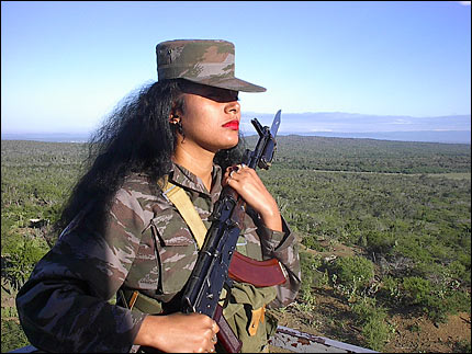 Guardia fronteriza cubana cerca de la base militar de EE.UU. (Foto: Raquel Pérez)