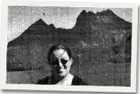 Sian Davies yng nhysgod Cradle Mountain