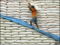 Homem carrega saco de arroz