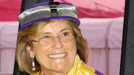 Bardd y Goron yn siarad gyda'r Wasg