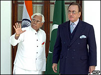 خورشيد محمد قصوری (راست) و نتوار سينگ وزيران خارجه پاکستان و هند