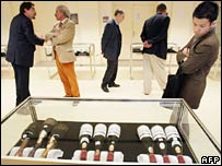 Garrafas de vinho em exposição antes do leilão em Paris
