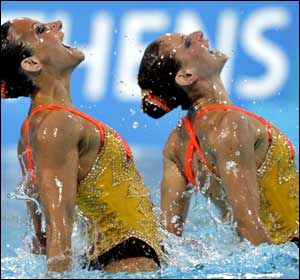 एथेंस ओलंपिक में ताल और लय में तैराकी करती फ्रेंच बालाएँ