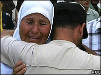 Yakınları için ağlayan Filistinliler