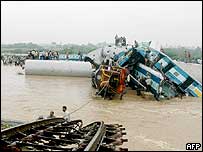 صحنه ای از سانحه سرنگونی قطار در هند