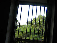 पटना संग्रहालय की टूटी हुई खिड़की