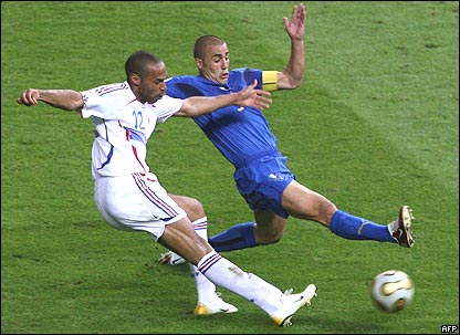 意大利队卡纳瓦罗(蓝衣者)封堵法国队亨利的射门