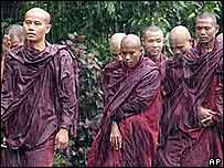 Các nhà sư biểu tình tại ngoại ô Rangoon hôm 24/9