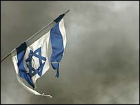 Yerleşimcilerin yaktığı bir İsrail bayrağı