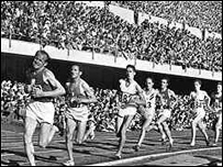Emil Zátopek v čele maratonu v Helsinkách