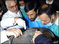 Tổng thống Iran Mahmoud Ahmadinejad tới thăm cơ sở hạt nhân Iran