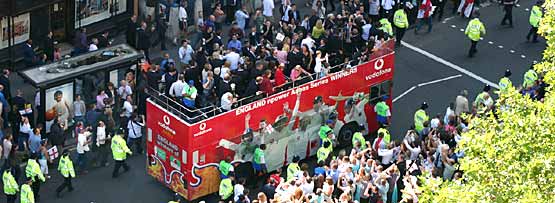 London Life - The England cricket team's open-topped bus