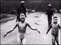 Bức ảnh chụp Kim Phúc, nạn nhân bom napal trong cuộc chiến Việt Nam 