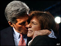 Kerry beija sua mulher, Teresa Heinz