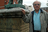 Philip Lloyd gyda cherflun Daniel Owen yn yr Wyddgrug.