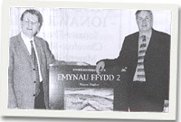 Y Parchedig A Wayne Hughes ac Aled Davies yn y lawnsiad