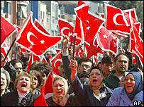 Türk bayraklı protesto gösterisi
