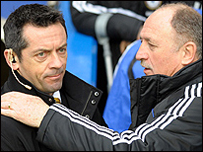 Ông Scolari (phải) và HLV Hull Phil Brown