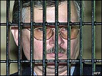 O ex-militar argentino Ricardo Miguel Cavallo, que estava detido há três anos em uma penitenciária da Cidade do México, foi extraditado para a Espanha neste sábado. 