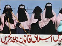 Estudantes no Paquistão invadem suposto bordel