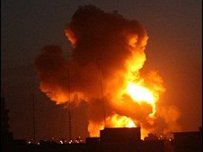 Gazze'de yanan bir bina