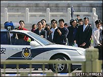 Carro da polícia dispersa pessoas próximas do local do Congresso