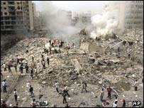 İsrail tarafından vurulan bir binanın enkazı