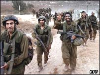 نفرات ذخيره ارتش اسرائيل هنگام ترک مواضع خود در لبنان