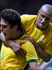 Kaká e Roberto Carlos comemoram o gol