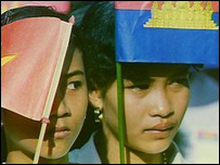 Học sinh Campuchia cầm quốc kỳ và cờ Việt Nam