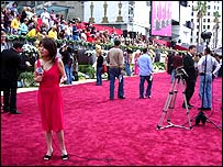 گزارشگر تلوزيونی روی فرش قرمز