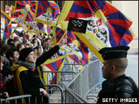 Manifestantes pró-Tibete são contidos pela polícia durante a passagem da tocha olímpica por Paris