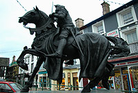Cerflun Owain Glyndŵr ar sgwar Corwen