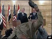 बुश पर जूता फेंकते मुंतज़िर जैदी