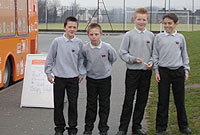 Hogiau o Ysgol Morgan Llwyd tu allan i'r Hysbys