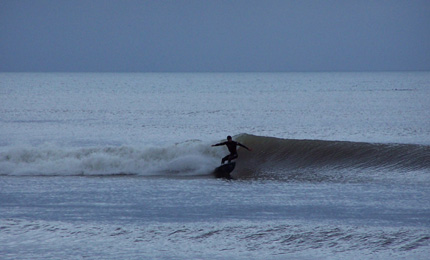 Markus Mead in the States finds Christmas time as a time to baptise his new Bates Bonzer - this was his v first wave on the new stick . I reckon he bales a few secs later! Pic dec 06 
