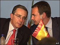Álvaro Uribe (esq.) e José Luís Rodriguez Zapatero 