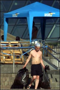 Демонстранти на Майдані ховаються від спеки. Фото Бі-Бі-Сі