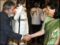 Lula cumprimenta a líder da coalizão do governo indiano, Sônia Gandhi