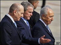 از راست به چپ رابین رئیس جمهور، جورج بوش، اولمرت